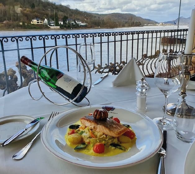 Bild von einem Essen im Restaurant mit Blick auf den Rhein